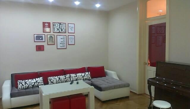 White Tiger In Center Of Tbilisi Apartment Екстериор снимка